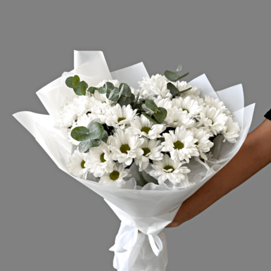 №6. Букет хризантем ромашек с эвкалиптом