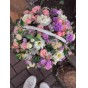 Корзина с пионовидными розами и эустомой