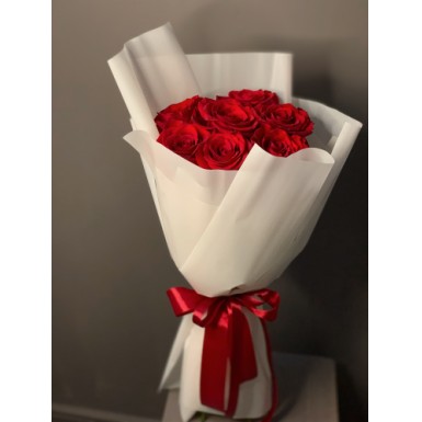 №18. Моно букет 7 красных роз в дизайнерской упаковке