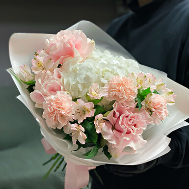 Букет нежный с гортензией и французскими розами