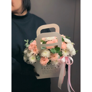 Композиция разноцветной нежной хризантемы в сумочке