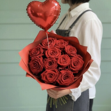 Моно букет красных роз 40см с сердцем шарик
