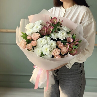Объемный букет с кустовой пионовидной розой