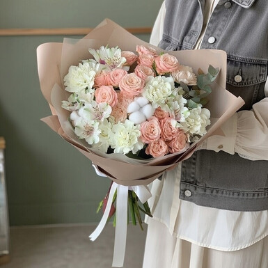 Букет с пионовидной розой, хлопком, диантусом